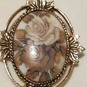 Vintage Sarah Coventry Floral Brooche/Pendant In Gold Tone Color 2" Long 1.5" W